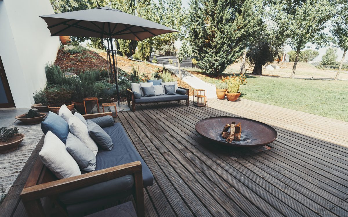 Low deck with bench seating and a round fire table